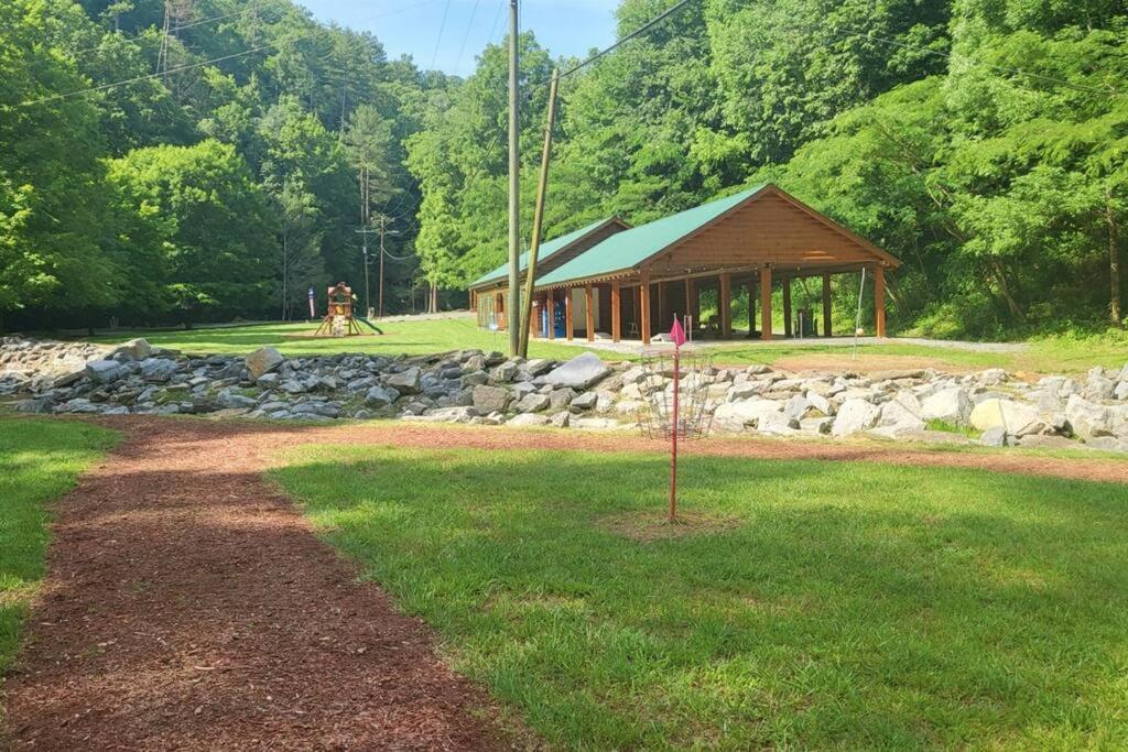 Luxe Retreat - June Sale! - Easy Drive - Xl Swim Spa - Award Winning! Sevierville Bagian luar foto